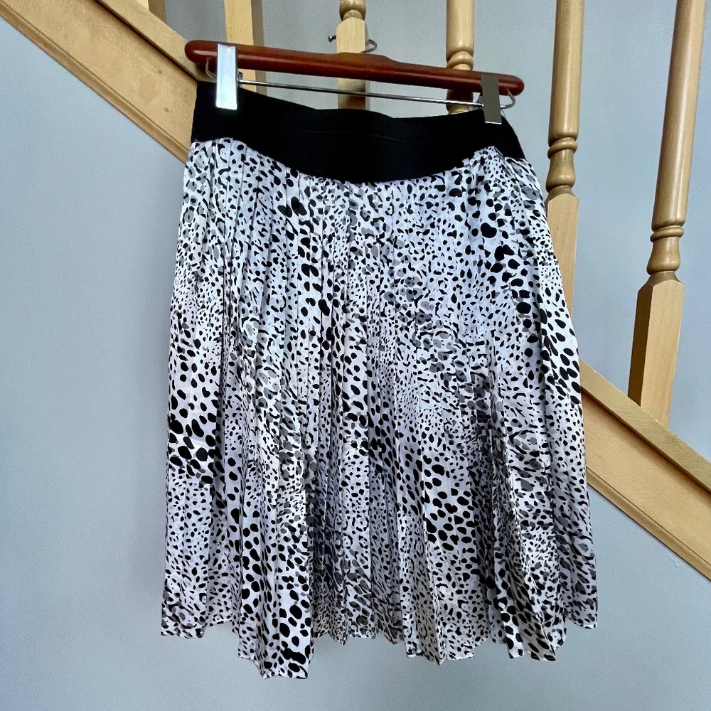 White HOuse Black Market Pleated Leopard Print Skirt Satin Smooth Lined Sz 4